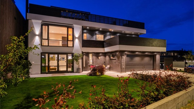 Velkommen til Dvergsnessvingen 64 - En gjennomgående lekker og moderne enebolig i et attraktivt område på Dvergsnes