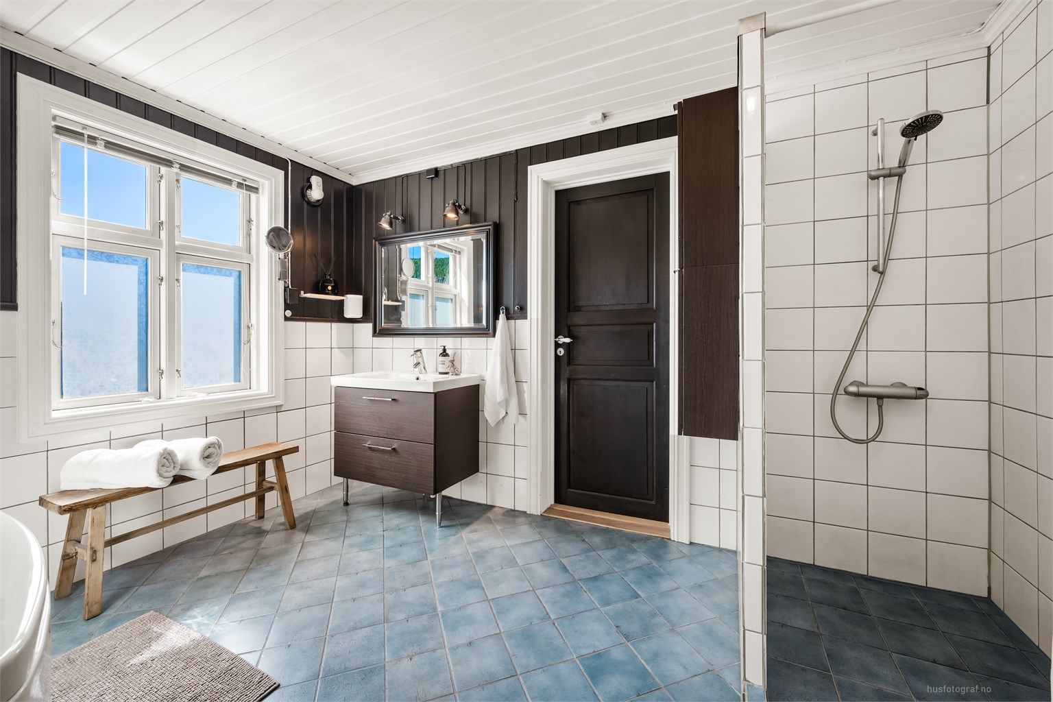 Baderommet er utstyrt med både badekar og dusjnisje med opplegg for dusjforheng.