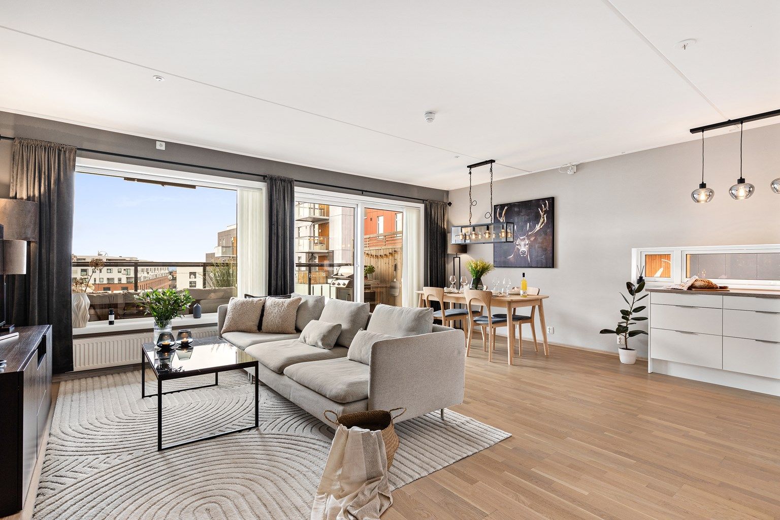 Robin Lauritzen v/ Eiendomsmegler Krogsveen har gleden av å presentere denne unike leiligheten i Lørenveien 57!