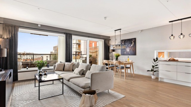 Robin Lauritzen v/ Eiendomsmegler Krogsveen har gleden av å presentere denne unike leiligheten i Lørenveien 57!