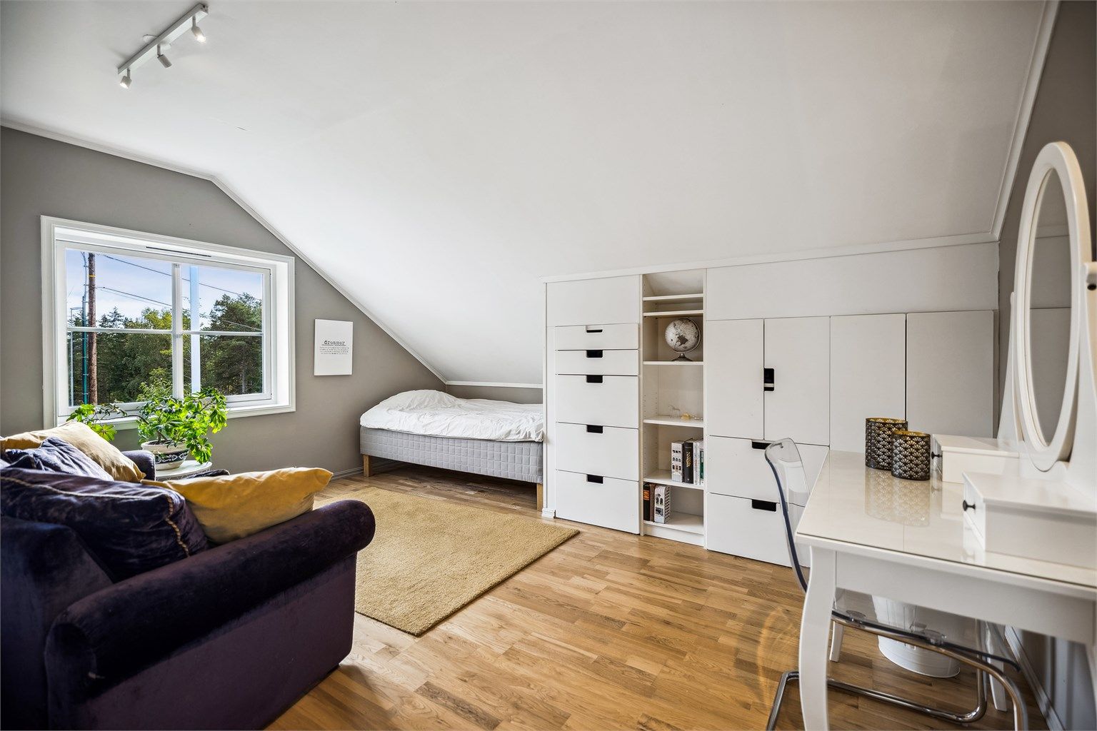 Soverom nr. 3 er et lyst og pent rom med stor garderobeløsning og plass til dobbeltseng, leksepult og en godstol hvor man kan krølle seg sammen med en god bok