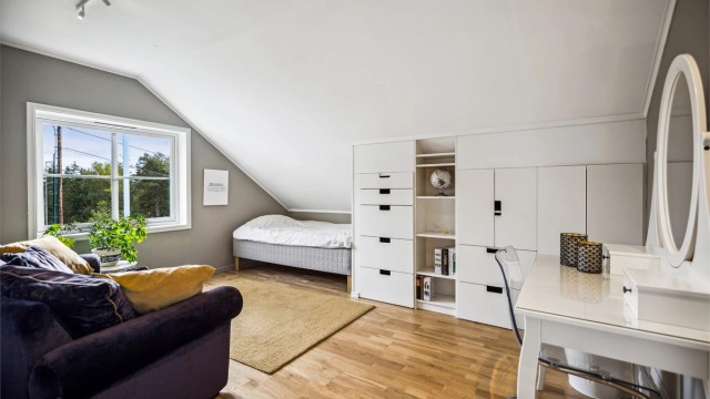 Soverom nr. 3 er et lyst og pent rom med stor garderobeløsning og plass til dobbeltseng, leksepult og en godstol hvor man kan krølle seg sammen med en god bok