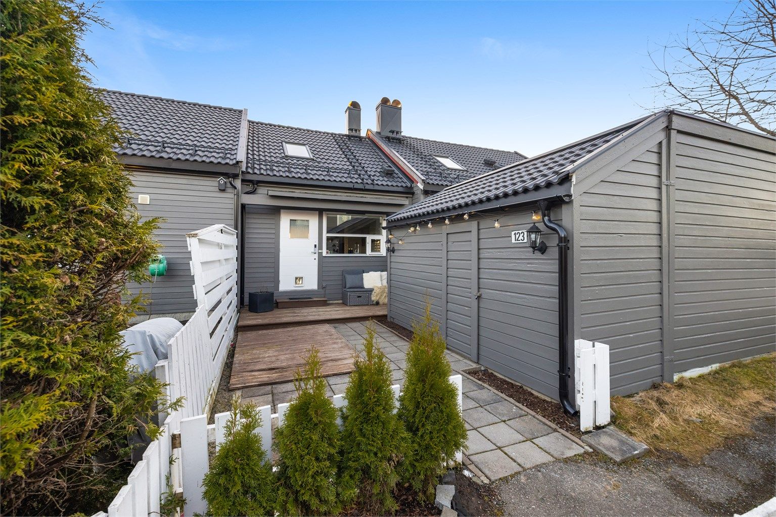 Velkommen til et barnevennlig og veletablert nabolag på Holt Vestvollen. Ved inngangen er det en platting på 14 m² og en praktisk utebod.