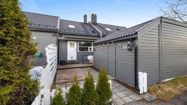 Velkommen til et barnevennlig og veletablert nabolag på Holt Vestvollen. Ved inngangen er det en platting på 14 m² og en praktisk utebod.