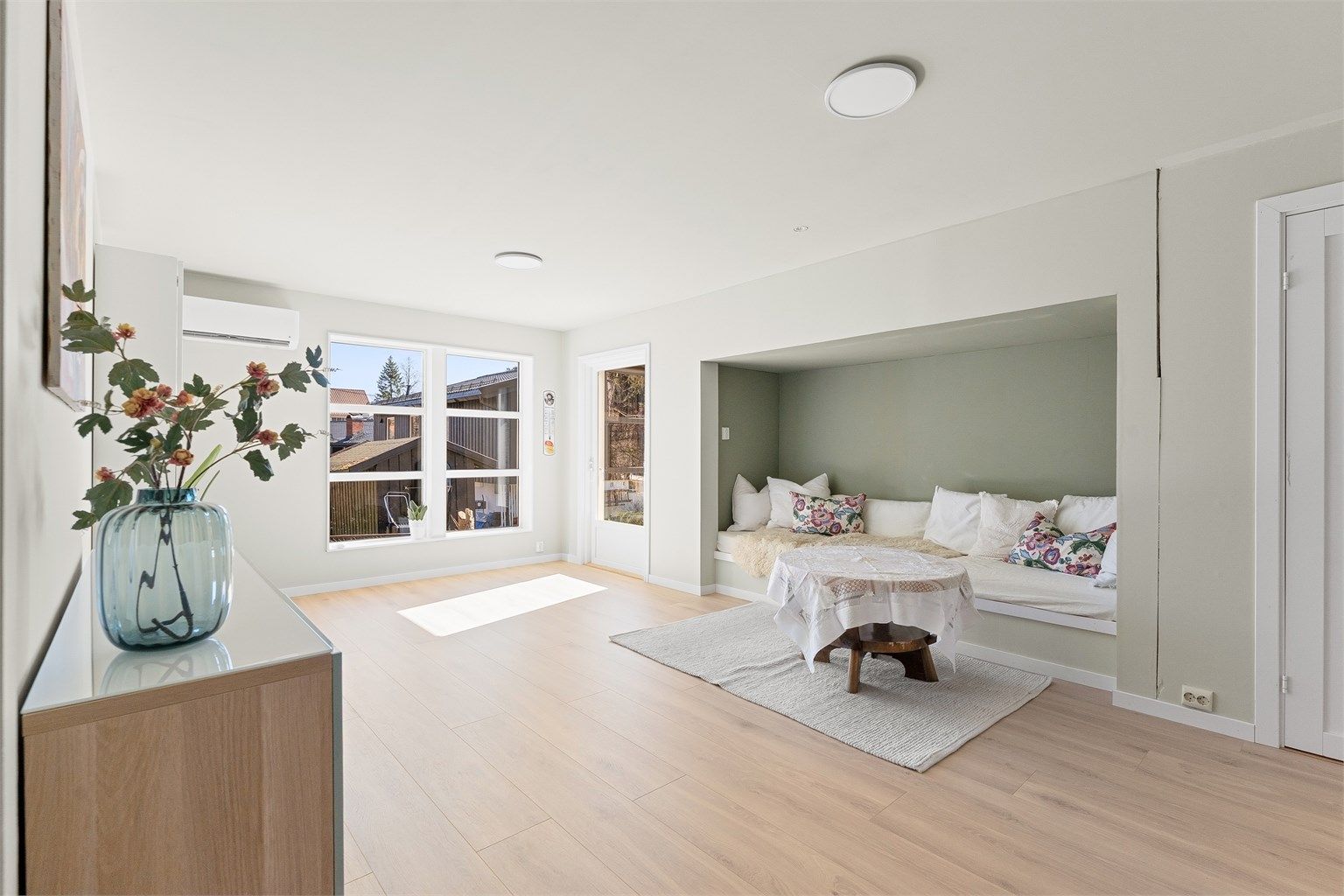 Kjellerstuen er et lunt og sosialt rom med en praktisk, plassbygget sittebenk.