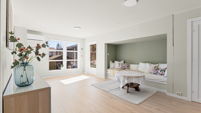 Kjellerstuen er et lunt og sosialt rom med en praktisk, plassbygget sittebenk.