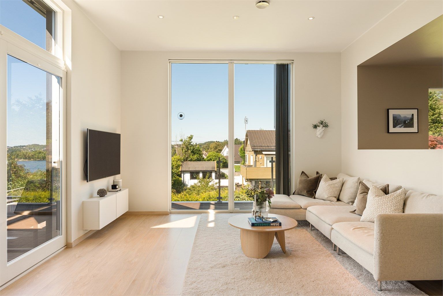 Du får en gulv til tak følelse av de store og flotte vinduene, dette sikrer rikelig med lysinnslipp i den moderne eneboligen