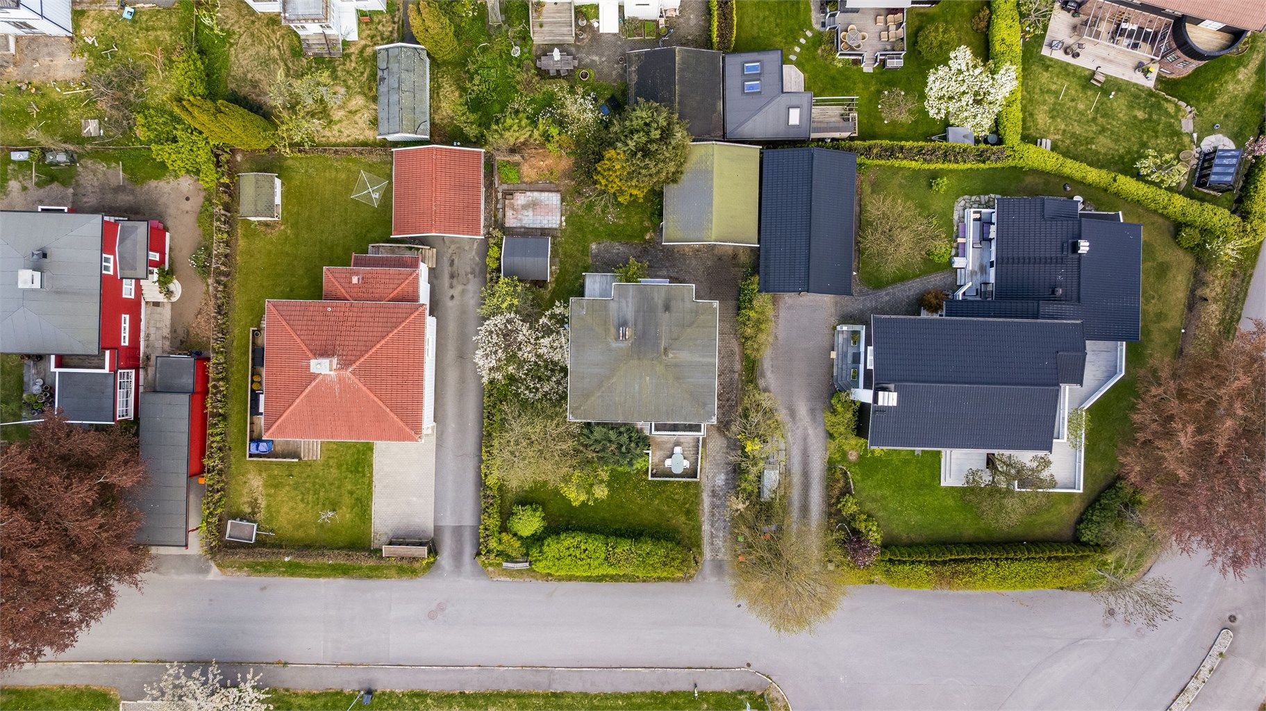 Eiendommen ligger i et etablert og rolig boligområde i Sandefjord.