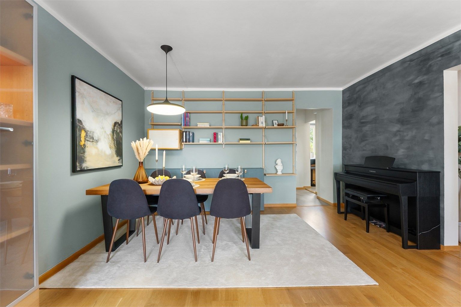 Spiseplassen er et naturlig samlingspunkt med plass til et stort spisebord.