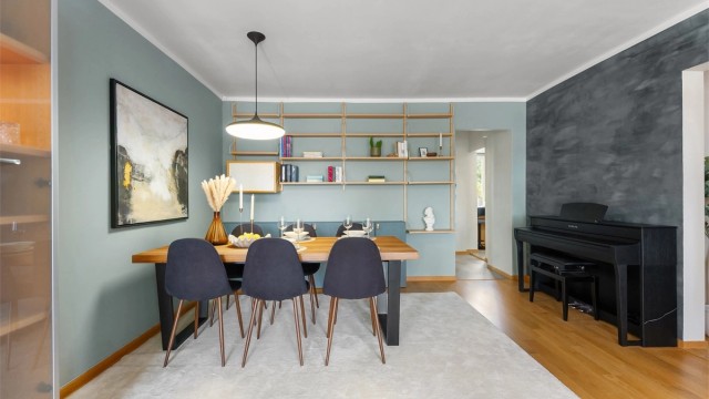 Spiseplassen er et naturlig samlingspunkt med plass til et stort spisebord.