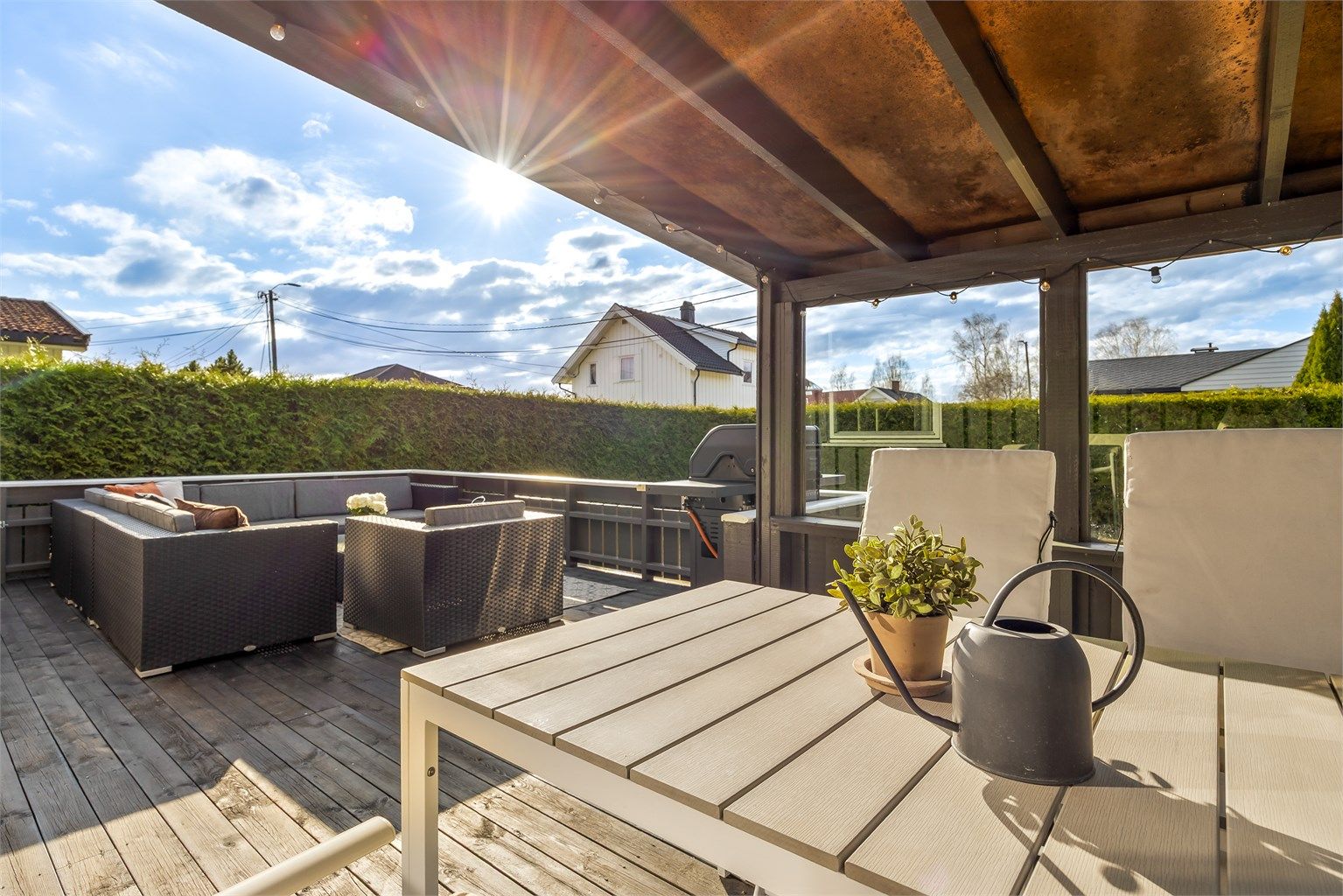 Den vestvendte terrassen har gode solforhold og god plass til flere sittegrupper. Takoverbygg er ikke byggemeldt.