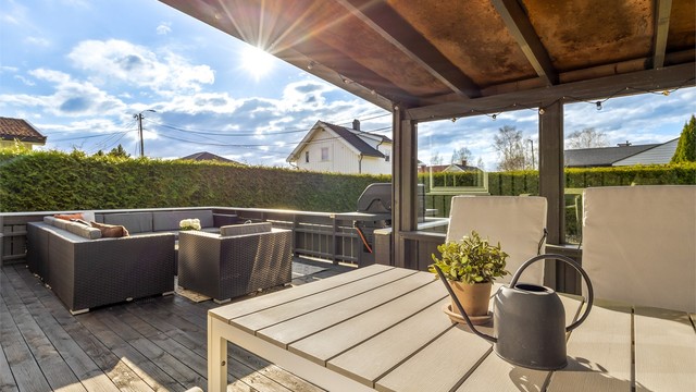 Den vestvendte terrassen har gode solforhold og god plass til flere sittegrupper. Takoverbygg er ikke byggemeldt.