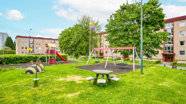 Borettslaget er omringet av frodig grøntareal.