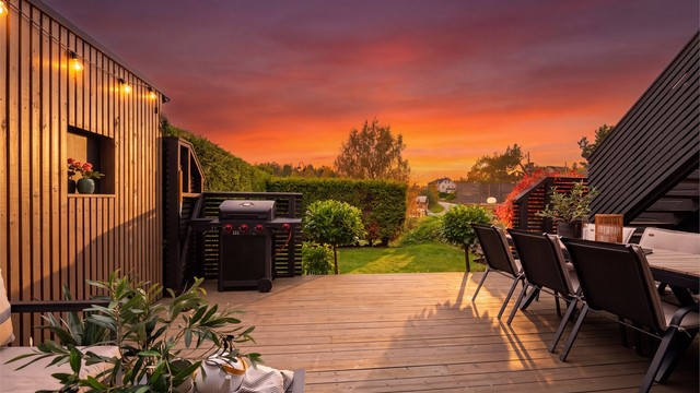 Kveldsredigert stemningsfoto fra markterrassen i underetasjen