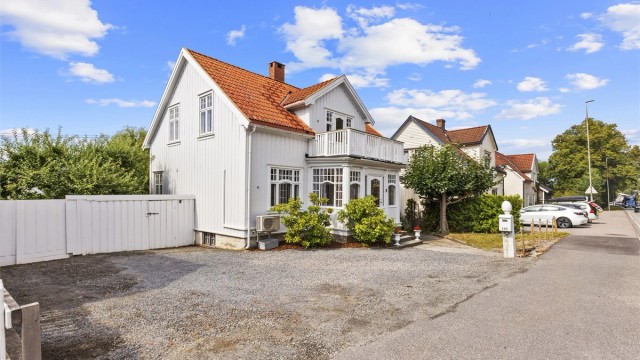 Innholdsrik enebolig med stort potensiale over to plan + kjeller.