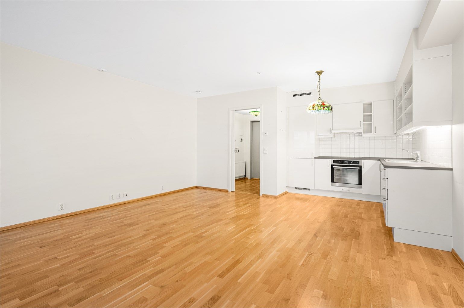 Stuen er romslig og kan enkelt innredes med en hyggelig sofagruppe, tilhørende sofabord og annet stuemøblement etter eget ønske og behov. 