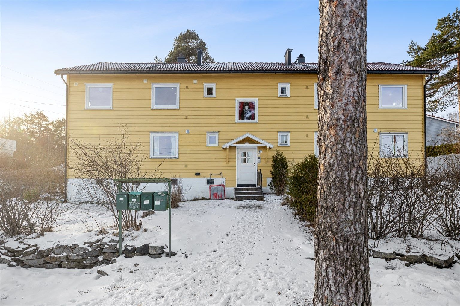 Leiligheten disponerer et hyggelig hageområde på venstre side av adkomsten.