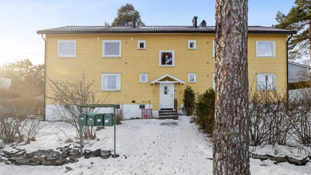 Leiligheten disponerer et hyggelig hageområde på venstre side av adkomsten.