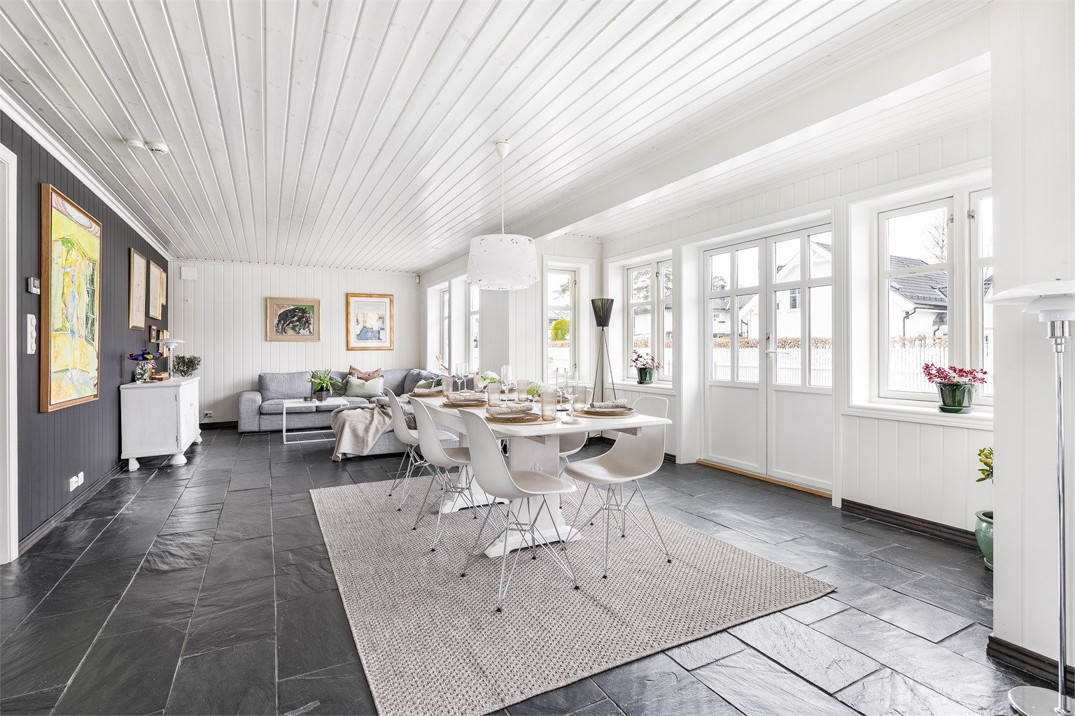 Det er vannbåren gulvvarme i hele første etasje. Gulvene er i store deler av etasjen utført med skiferfliser.