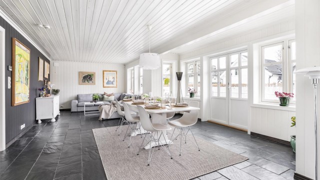 Det er vannbåren gulvvarme i hele første etasje. Gulvene er i store deler av etasjen utført med skiferfliser.