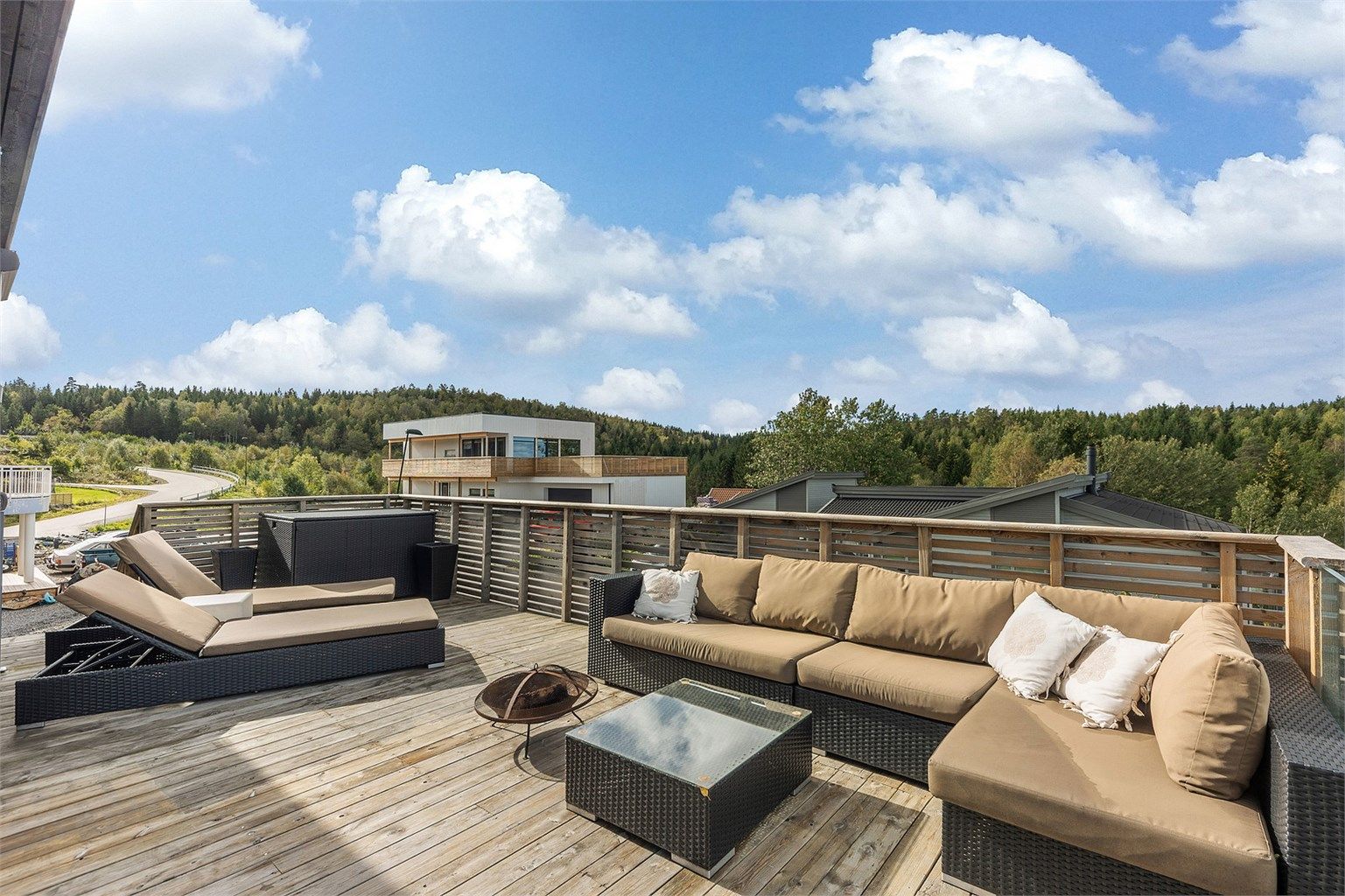 Terrassen er et naturlig samlingspunkt på varme dager.