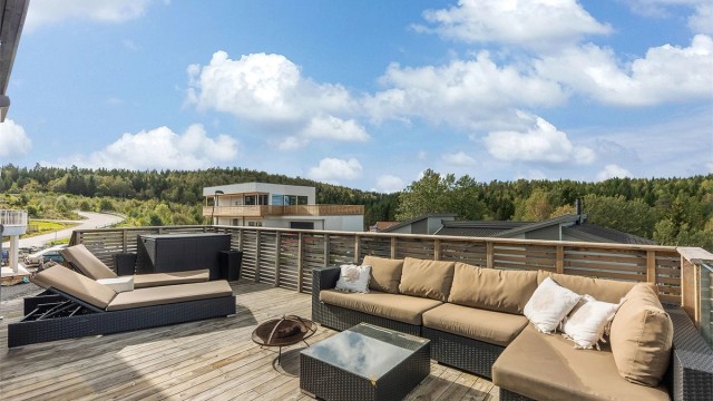 Terrassen er et naturlig samlingspunkt på varme dager.