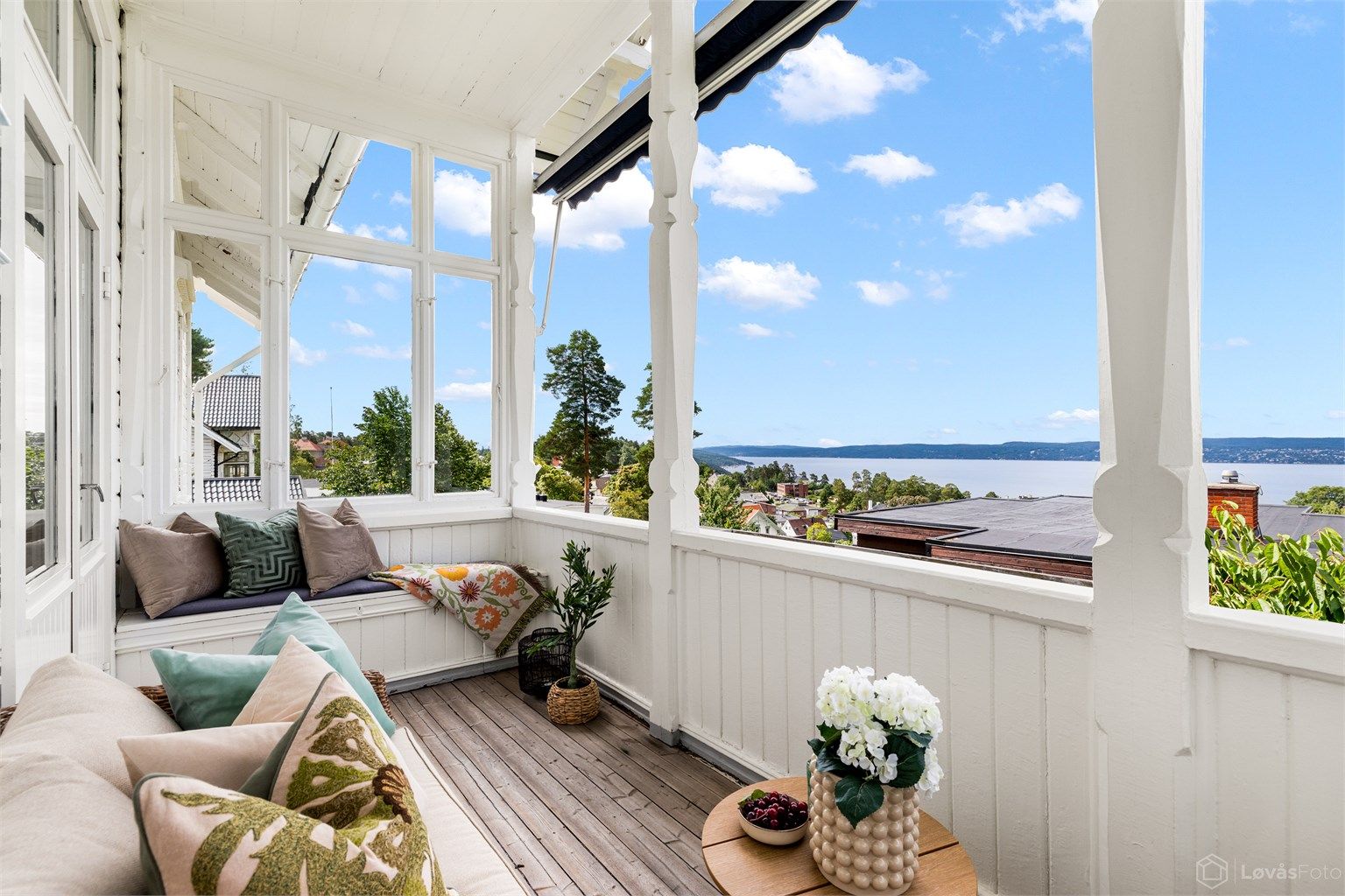 Leiligheten ligger høyt og fritt i hele 2. etasje og har fantastisk vestvendt fjordutsikt  - Foto: Løvås Foto