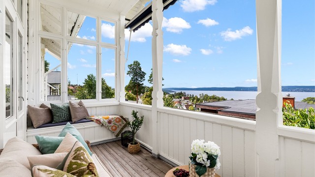Leiligheten ligger høyt og fritt i hele 2. etasje og har fantastisk vestvendt fjordutsikt - Foto: Løvås Foto