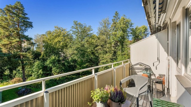 Fra stuen er det utgang til en balkong med hyggelig utsyn over grønne fellesarealer.