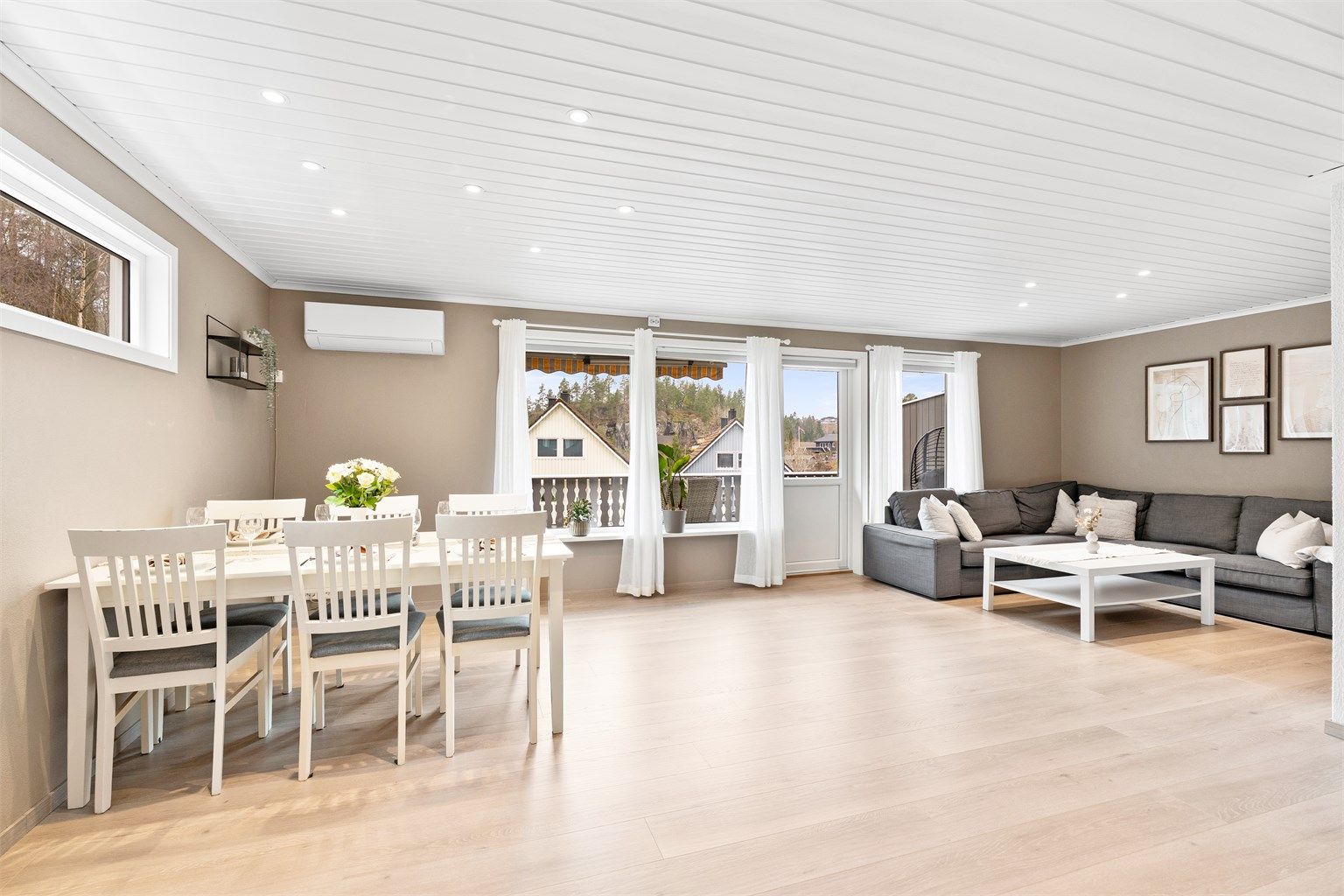 Vi starter i boligens øverste etasje hvor du finner stue, kjøkken, bad og soverom. 