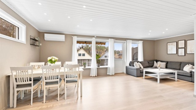 Vi starter i boligens øverste etasje hvor du finner stue, kjøkken, bad og soverom.