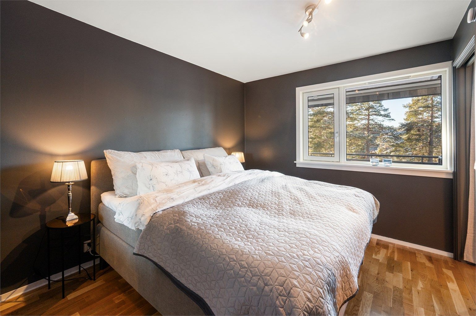 Her har du nydelig utsikt over grøntarealene som omkranser sameiet. Stille og rolig - perfekt for en god natts søvn!