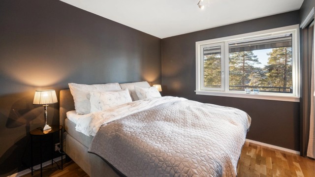 Her har du nydelig utsikt over grøntarealene som omkranser sameiet. Stille og rolig - perfekt for en god natts søvn!