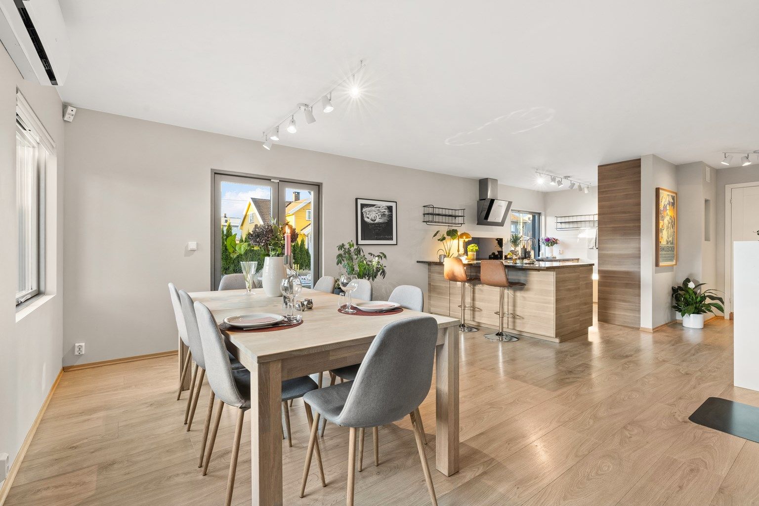 Velkommen til Munkerudveien 4B - Solrik, pen og innholdsrik del av 2-mannsbolig | Direkte utgang hage | Garasje | Barnevennlig