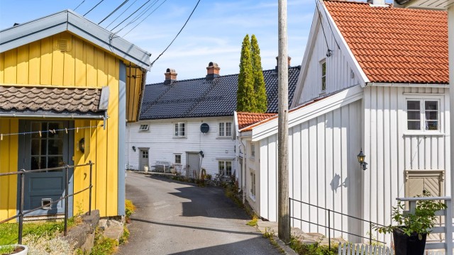 Gatemiljøet preges av tradisjonell trehusbebyggelse med frodige hager og beplantning.