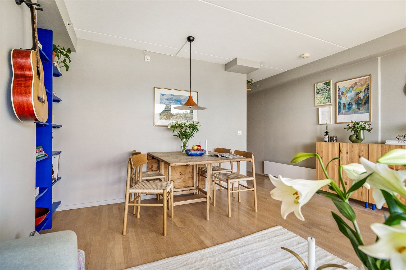 God plass til spisebord med plass til en stor familie eller mange gjester