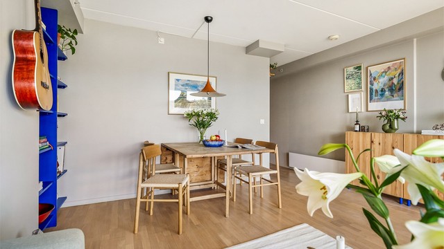 God plass til spisebord med plass til en stor familie eller mange gjester