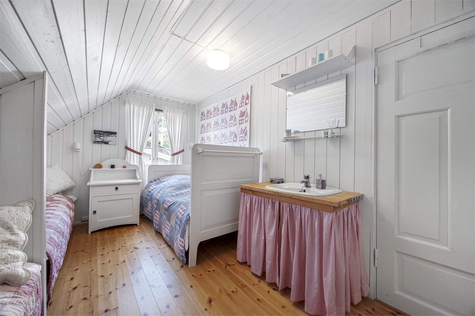 Et av soverommene har flere soveplasser. Det følger med en god del møbler og inventar i prisen, bl.a. senger.