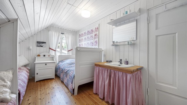 Et av soverommene har flere soveplasser. Det følger med en god del møbler og inventar i prisen, bl.a. senger.