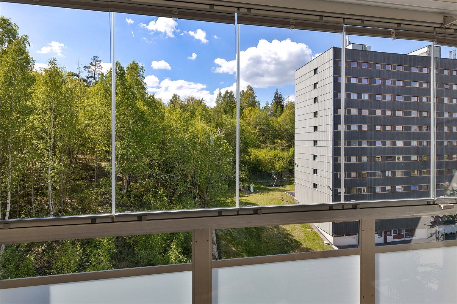 Her er det fin utsikt mot grøntområdene rundt boligen.