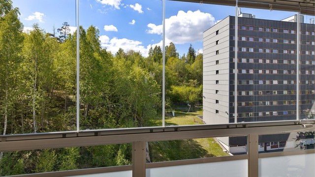 Her er det fin utsikt mot grøntområdene rundt boligen.