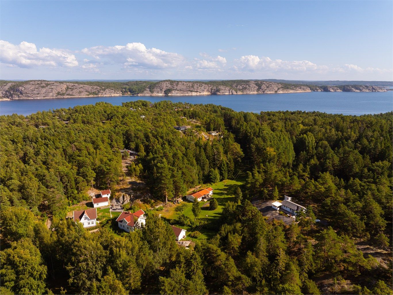 Fra hytta er det slippers-avstand til bademuligheter i både Gravningsund og idylliske Gjøkvika med en langgrunn, meget barnevennlig sandstrand.