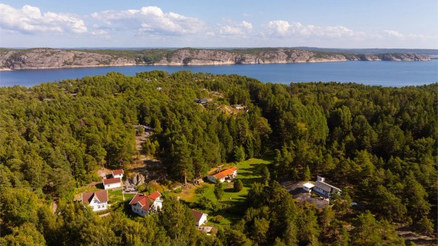 Fra hytta er det slippers-avstand til bademuligheter i både Gravningsund og idylliske Gjøkvika med en langgrunn, meget barnevennlig sandstrand.