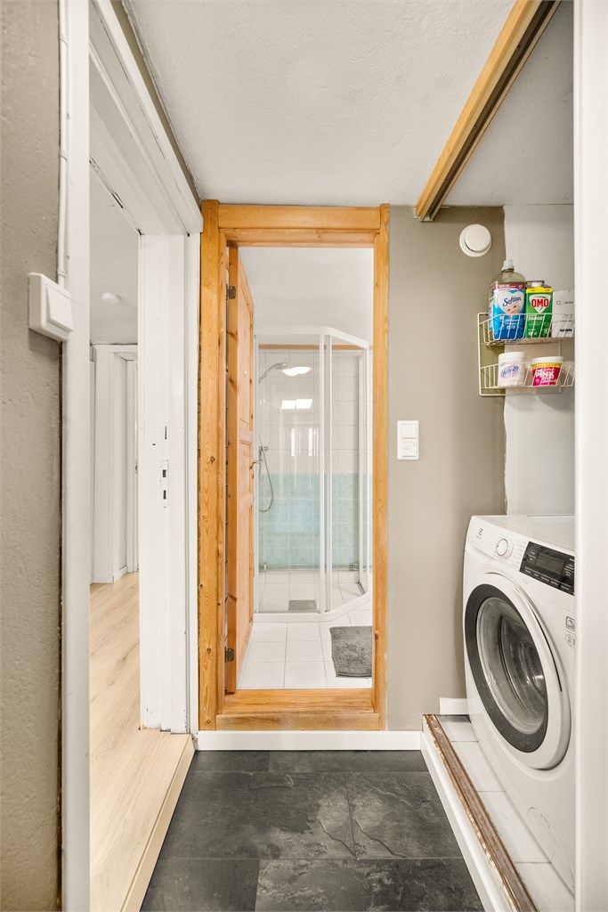 I mellomgangen utenfor badet er det opplegg og plass for vaskemaskin. Her er også varmtvannsberederen plassert. Til info: Hovedstoppekran er plassert på boligens vanninntaksrør, men stanset ikke vannet ved funksjonstest (TG3).