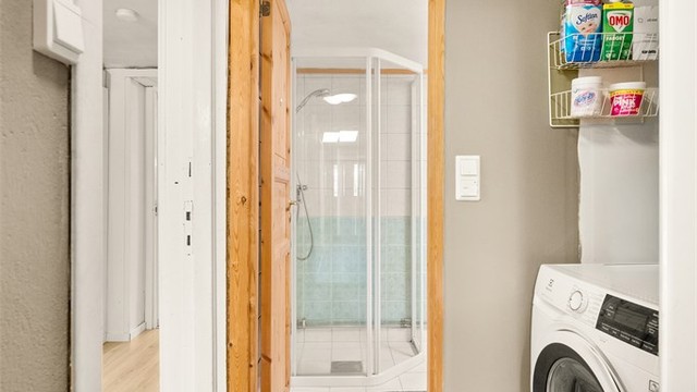 I mellomgangen utenfor badet er det opplegg og plass for vaskemaskin. Her er også varmtvannsberederen plassert. Til info: Hovedstoppekran er plassert på boligens vanninntaksrør, men stanset ikke vannet ved funksjonstest (TG3).