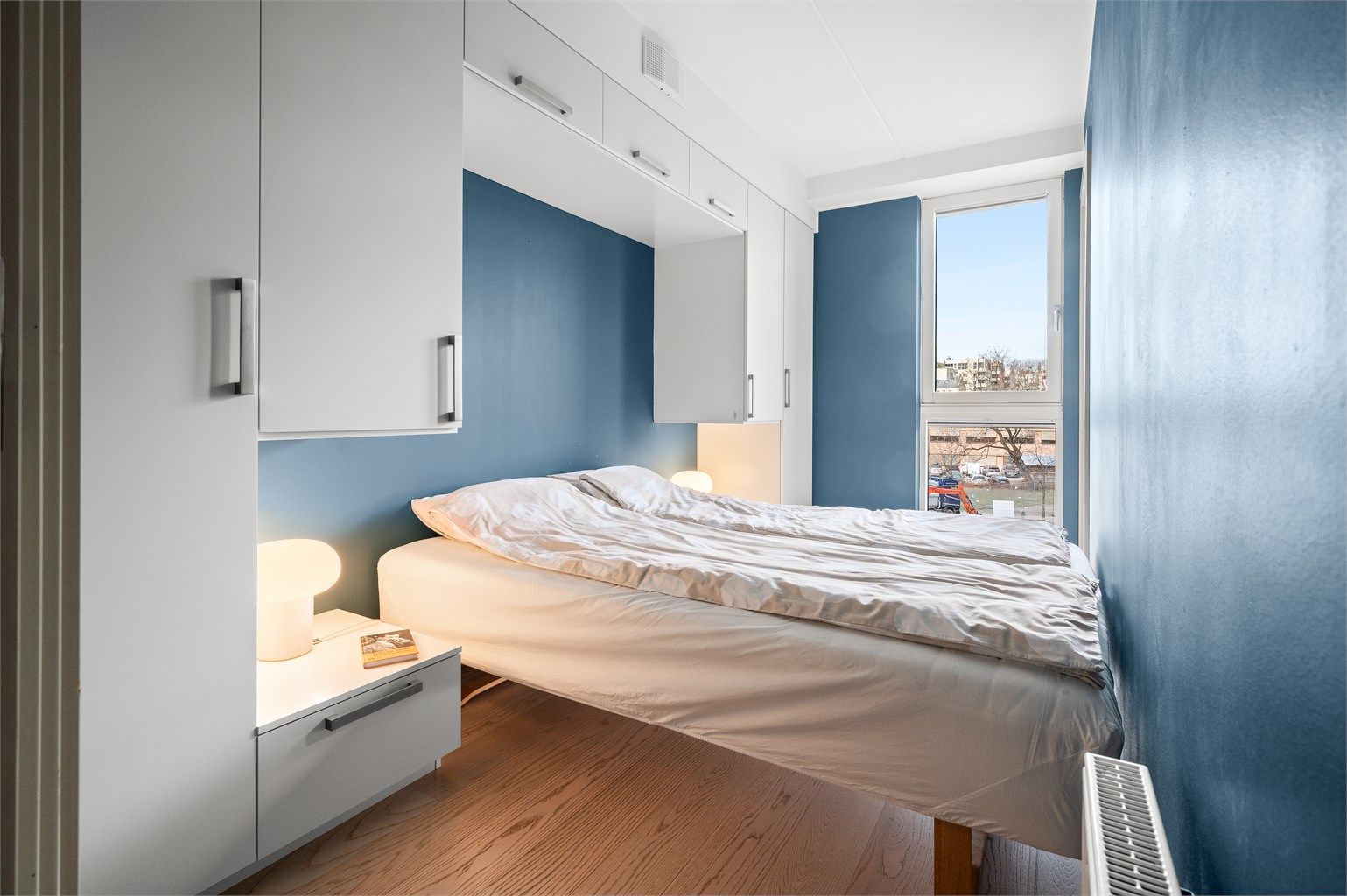 Romslig soverom med god plass til dobbeltseng og rolig beliggenhet. 