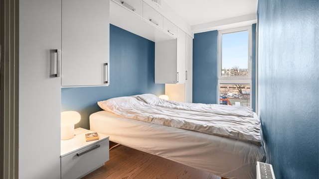 Romslig soverom med god plass til dobbeltseng og rolig beliggenhet.