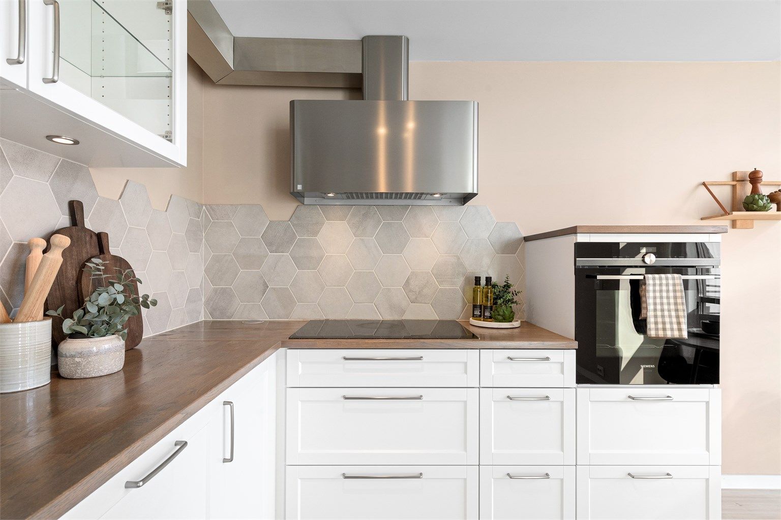 Heksagonfliser over benk og god arbeidsbelysning under overskapene