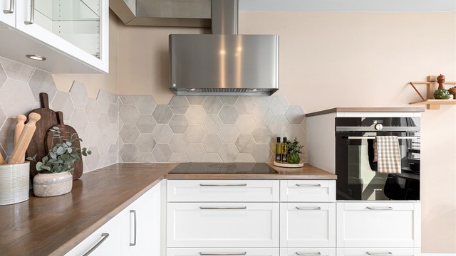 Heksagonfliser over benk og god arbeidsbelysning under overskapene