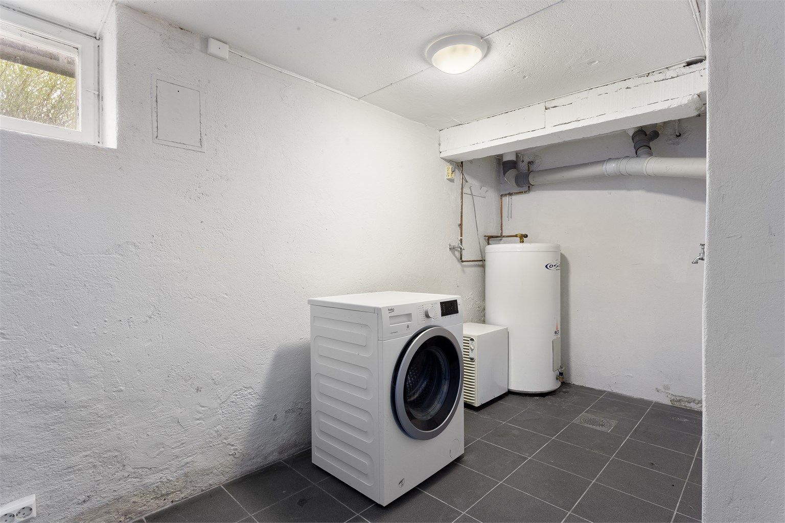 Tilgang til felles del av kjeller med eget disponibelt vaskerom/vaskekjeller.